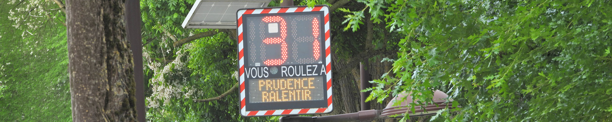 Panneau électronique de signalisation routière affichant 